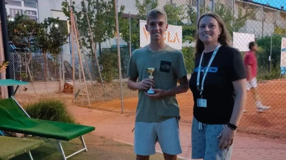 Elisa Vandi premia Jacopo Antonelli
