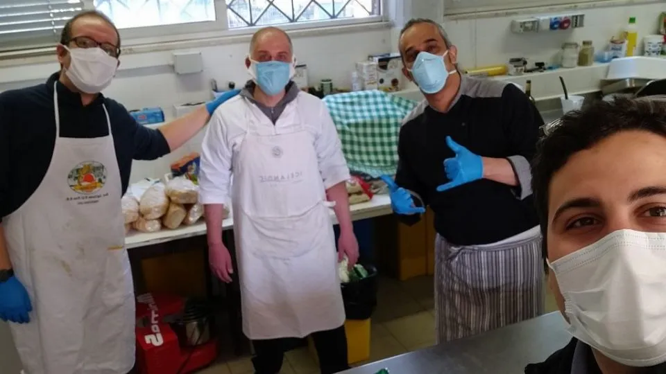 i volontari in cucina
