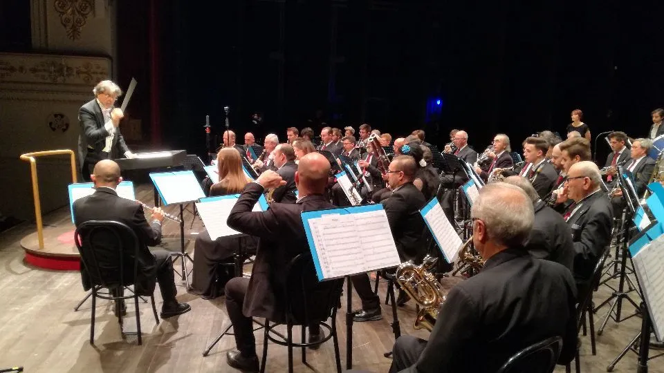 la banda sul palco del Galli