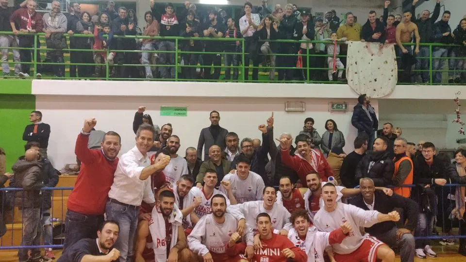Squadra e tifosi festeggiano il 5° hurrà di fila