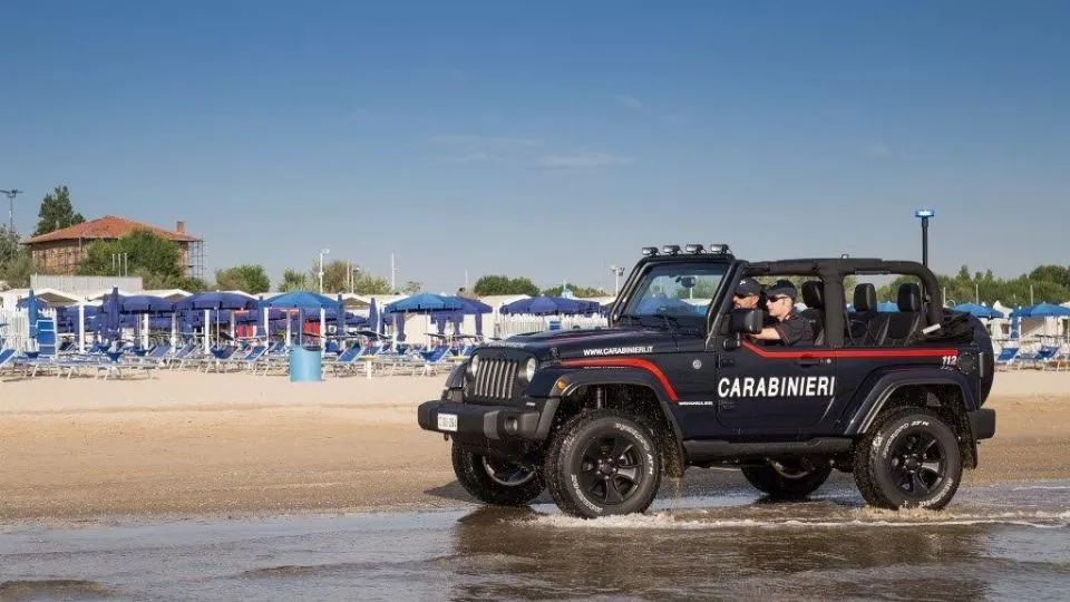 i controlli dei carabinieri sull’arenile
