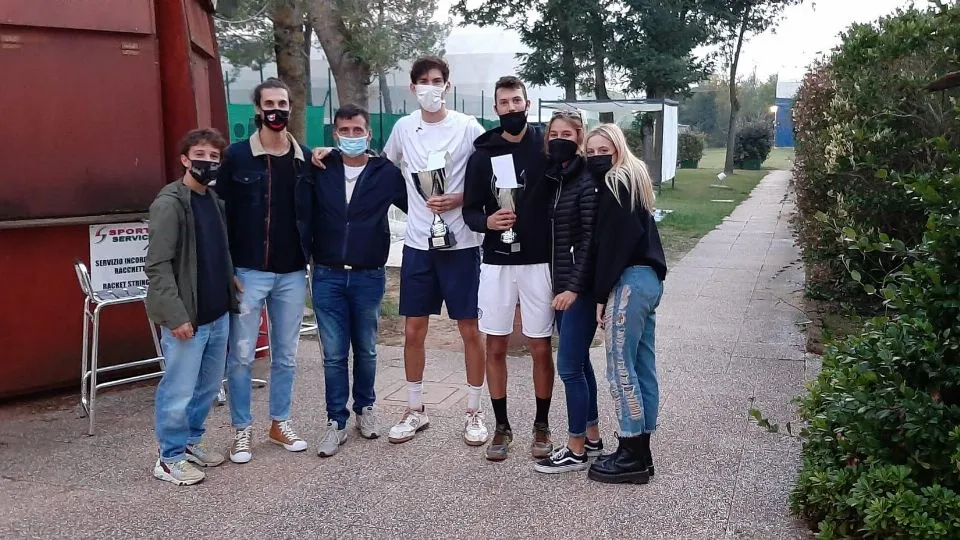 I finalisti dell’Open del Ct Cervia festeggiati dai tifosi