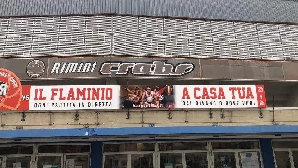 L’insegna sul Flaminio che annuncia le dirette su Icaro TV
