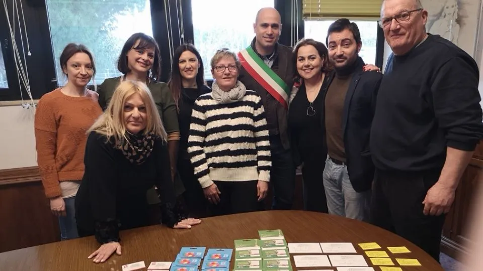 Il sindaco Giorgetti, il vice Galli e l’assessore Grillo con alcuni volontari
