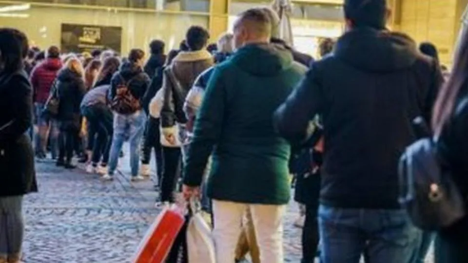 le code davanti ad un negozio di Milano
