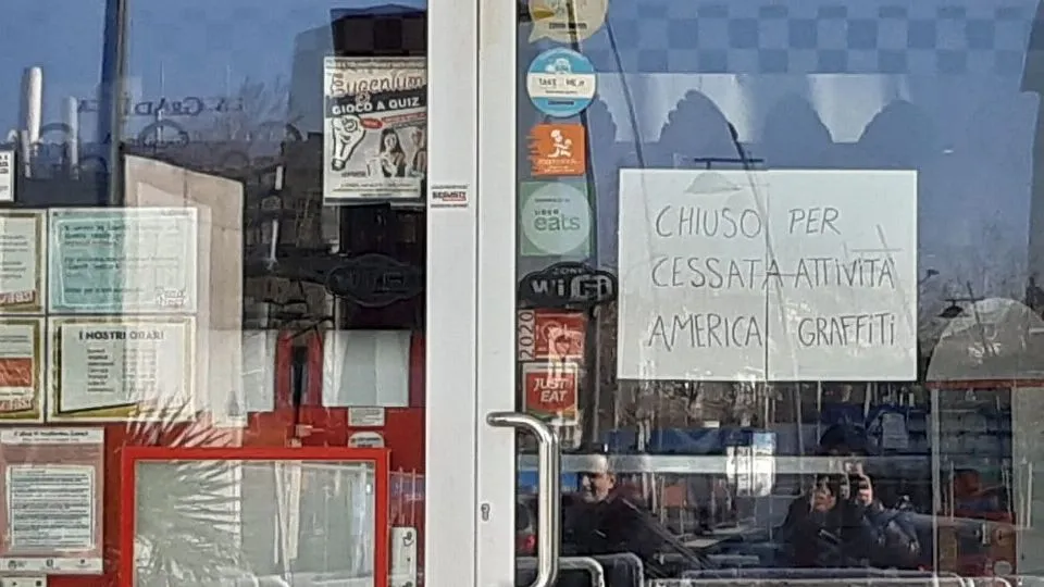 sulla porta la scritta “Chiuso per cessata attività”