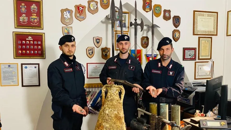 i militari e il materiale sequestrato