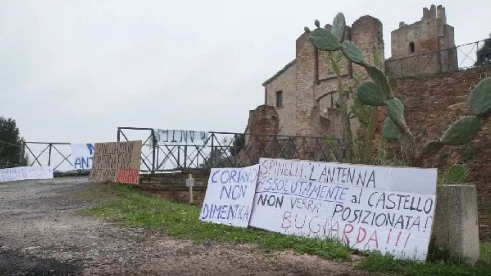la protesta per l’antenna