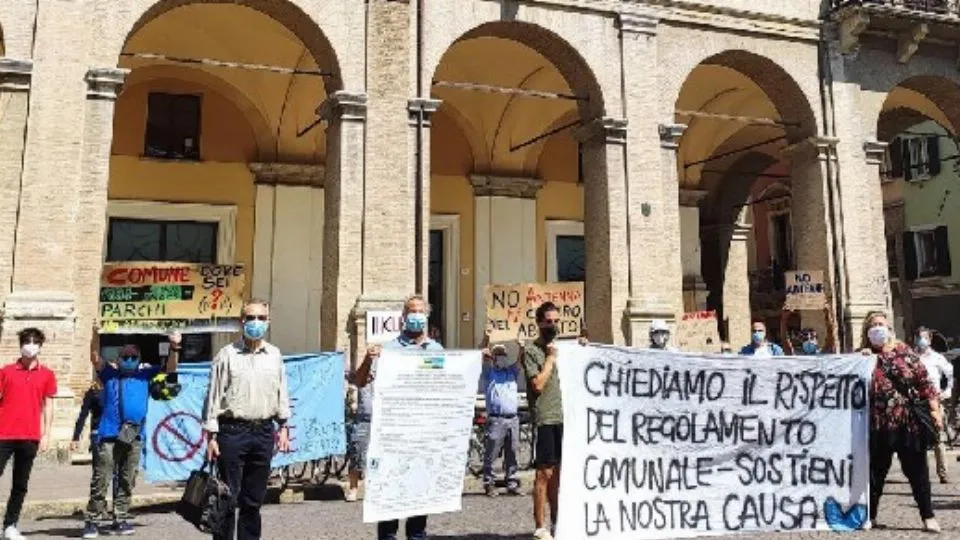 i residenti in piazza lo scorso maggio
