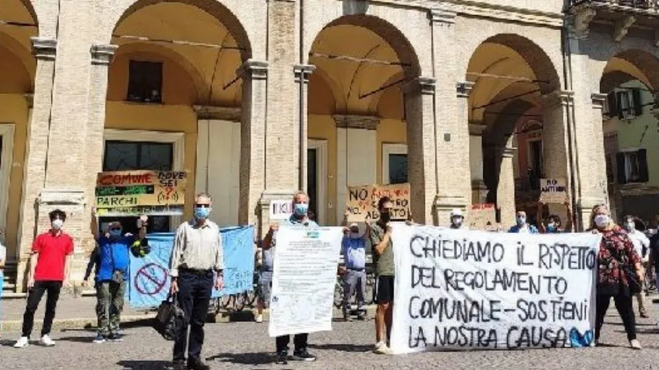 manifestazione in piazza per via Baroni nel 2020
