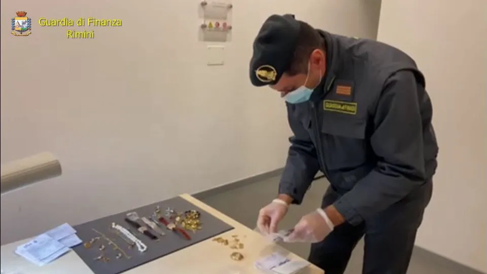 l’oro sottratto all’anziano