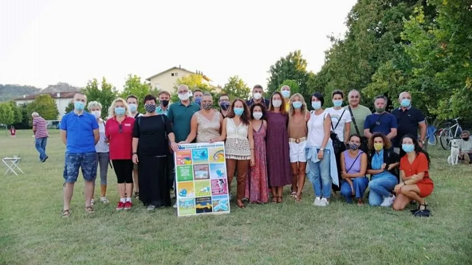 il gruppo dei volontari con i rappresentanti dell’amministrazione
