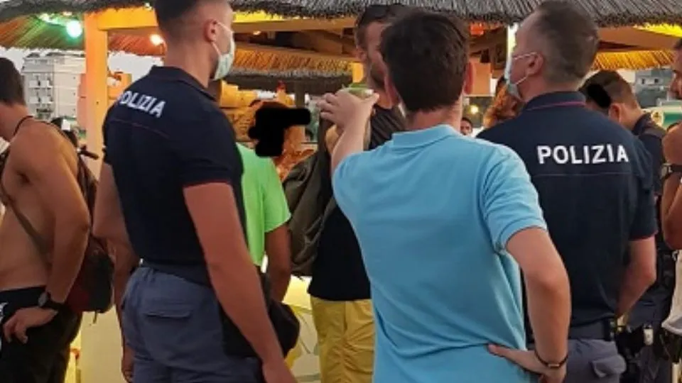 polizia al chiringuito
