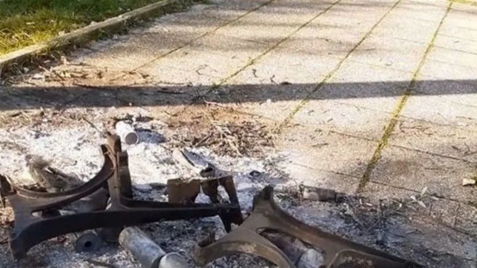 quel che resta della panchina bruciata