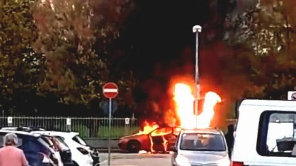 Auto si incendia in un parcheggio di Riccione
