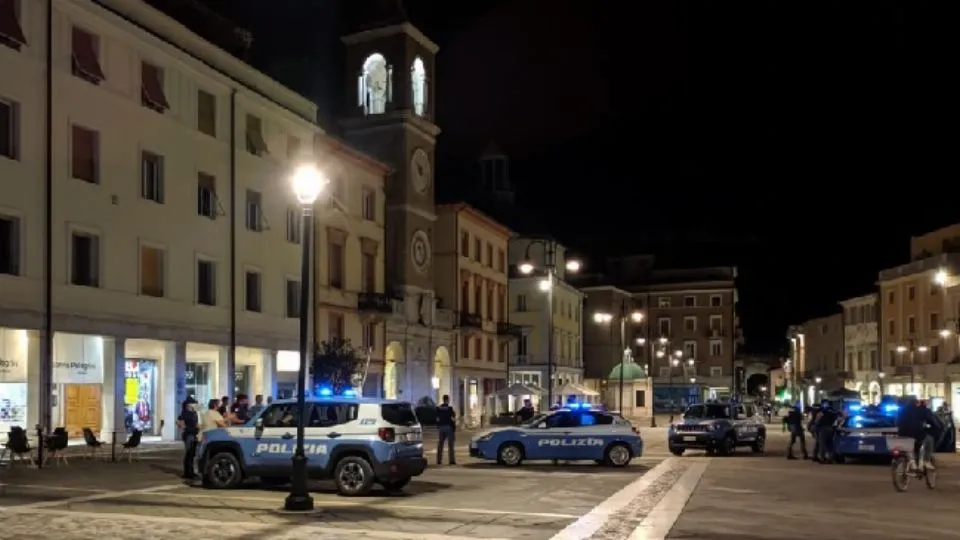 la polizia in centro storico (repertorio)