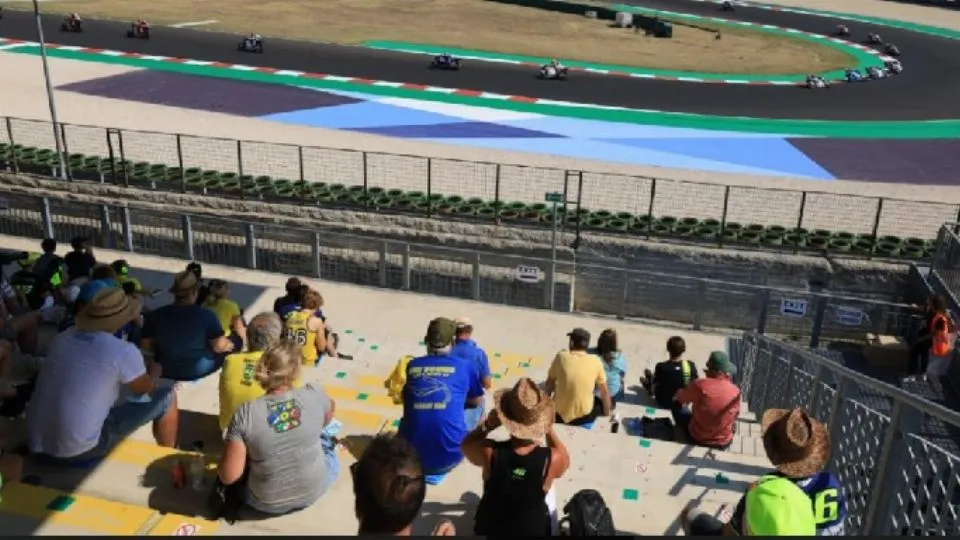 il pubblico distanziato (foto Bondi)