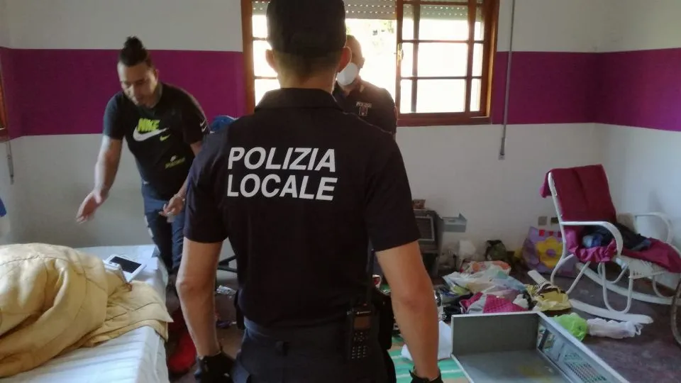 il blitz nelle strutture abbandonate