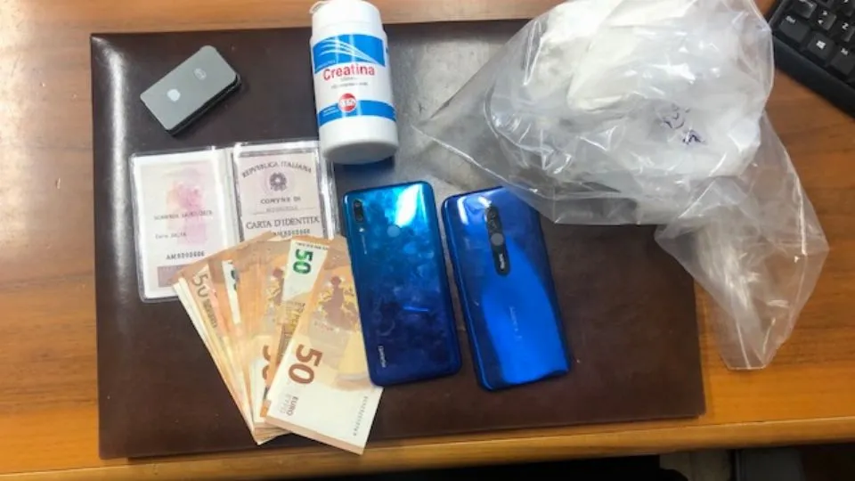 La droga e i soldi sequestrati nella stanza