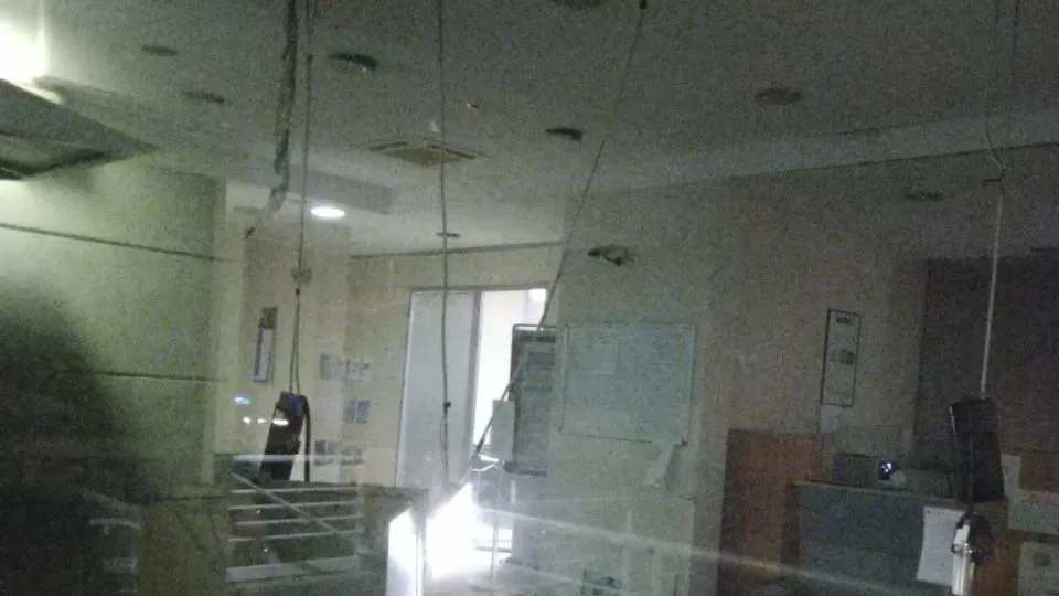 l’interno della banca devastato dall’esplosione