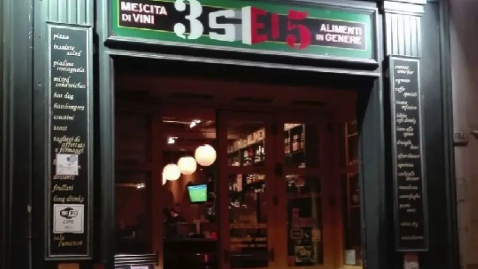 l’ingresso del locale