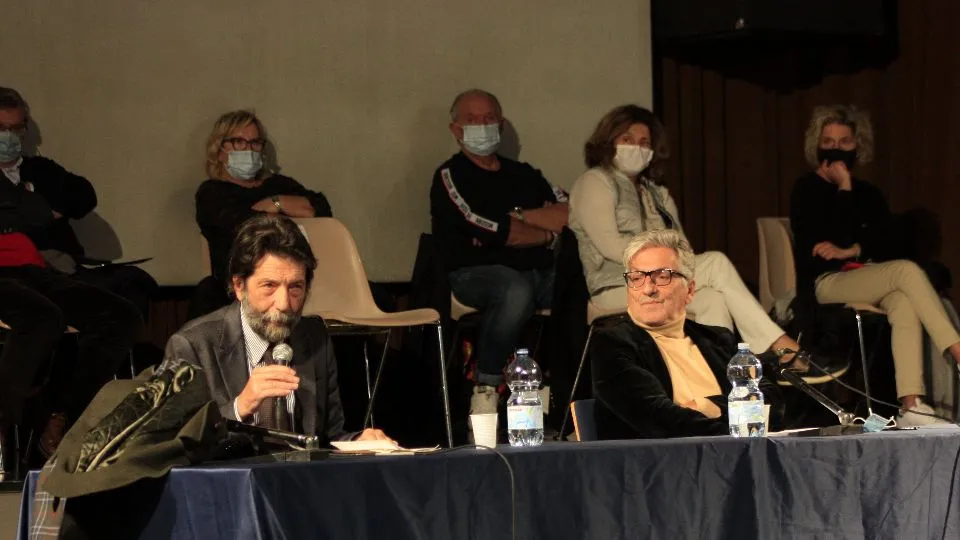 Massimo Cacciari con il direttore della Biblioteca Cecchini