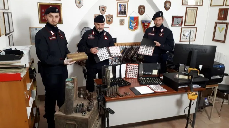 I carabinieri di Saludecio con parte del bottino
