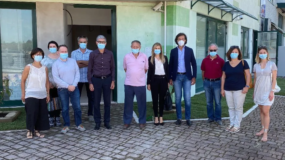 foto di gruppo davanti alla sede