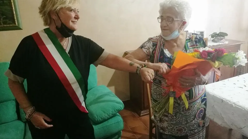 a destra la centenaria Elsa Tarsi