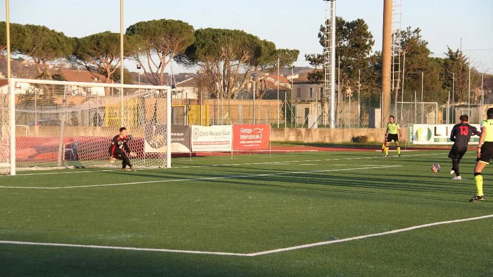 Il rigore trasformato da Battistini per l’1-2 (foto Anteo Galli)