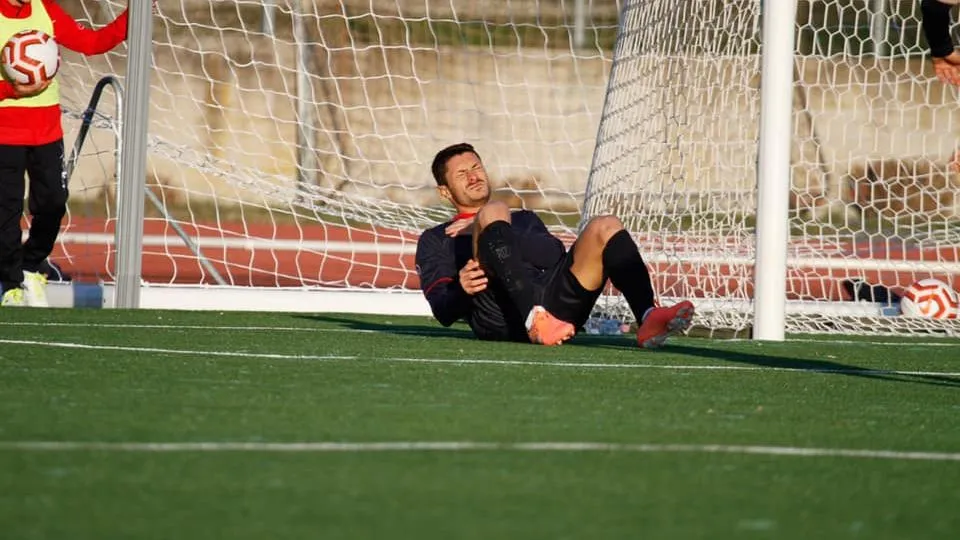 Rizzitelli dolorante alla spalla dopo lo scontro col portiere avversario (foto Alessandroni)