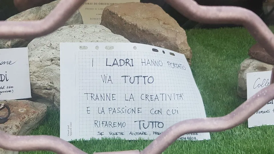 il messaggio in vetrina lasciato dal titolare @Newsrimini
