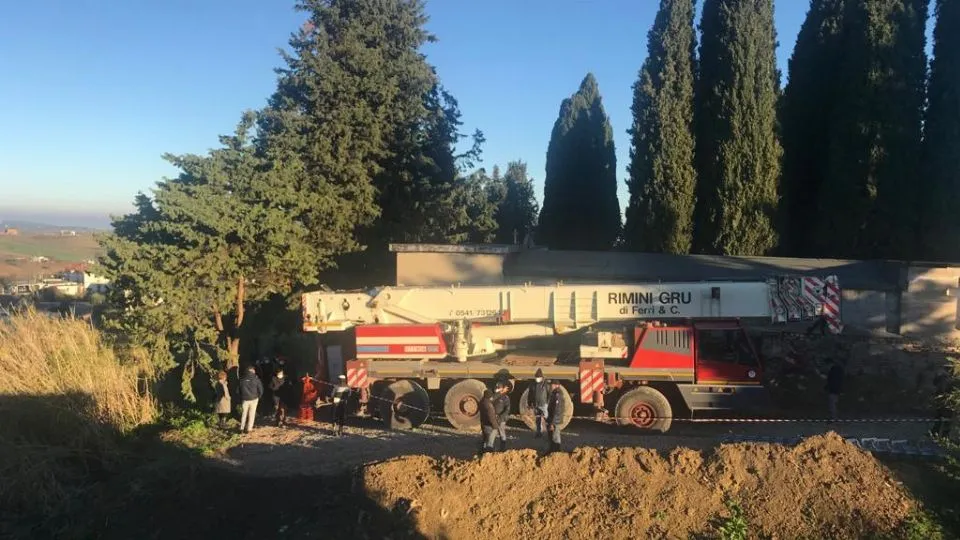 i lavori a Coriano per il montaggio dell’antenna
