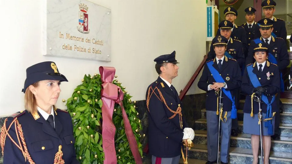La commemorazione ai caduti nell’atrio della questura