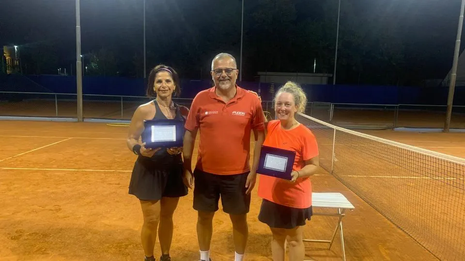La premiazione del tabellone Lady 40: Manuela Benedettini, il direttore Roberto Raffaelli ed Alice Belli
