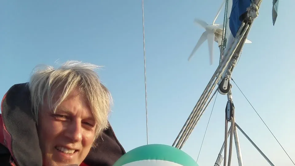 Il signor Jogy con il pallone da spiaggia ritrovato

