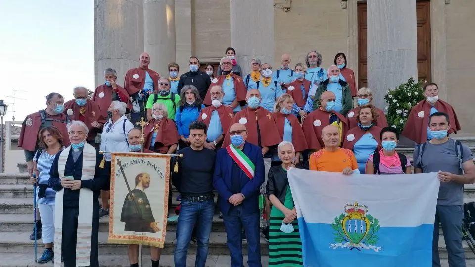 i partecipanti al pellegrinaggio insieme alle autorità.
