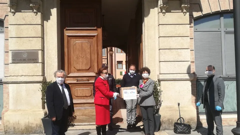 la consegna dei guanti