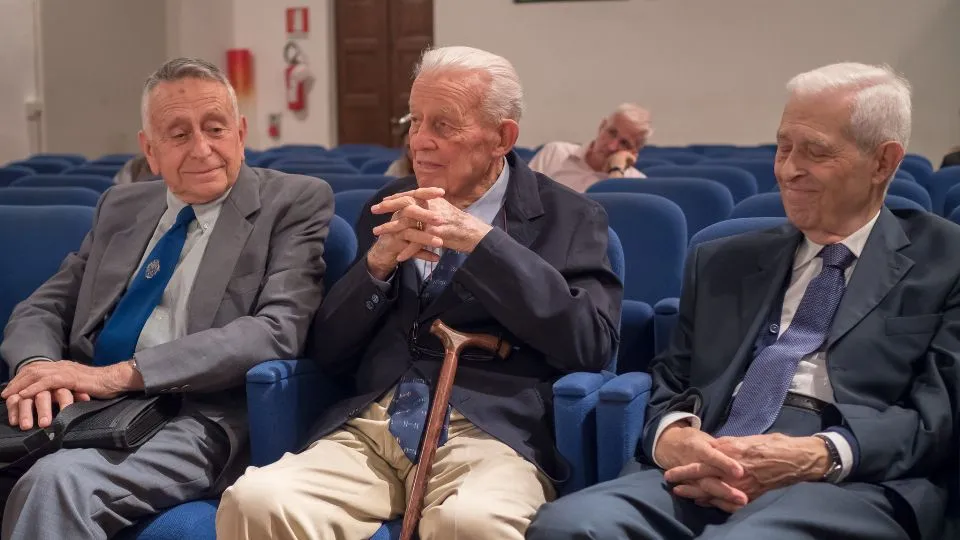 Al centro Guglielmo Guerrini Maraldi