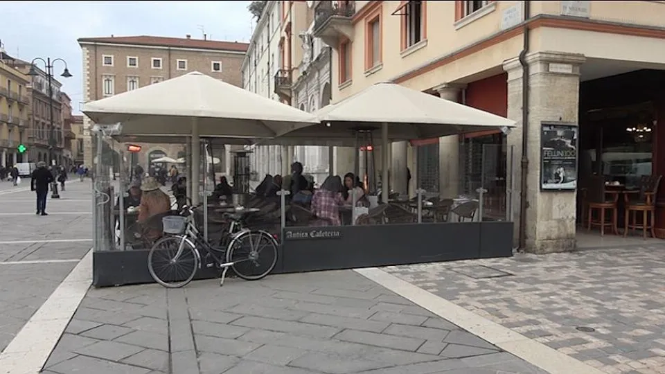il dehor dell’Antica Cafeteria di piazza Tre Martiri