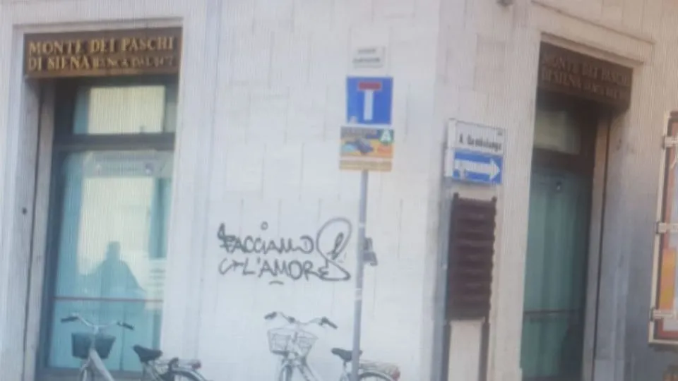 un muro imbrattato in piazza Cavour