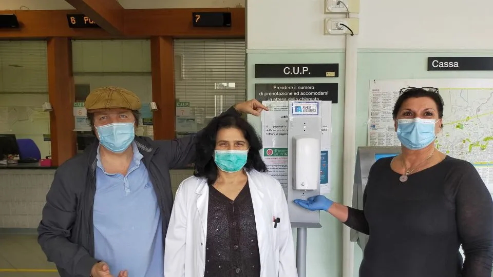 da sx Valerio Tullio consigliere di Famija Arciunesa, Dr.ssa Monica Mambelli Direzione Medica Ospedali Riccione-Cattolica e Barbara Bernardi del Cup.
