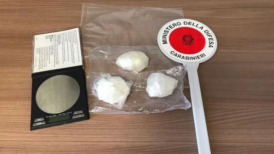 la cocaina e il bilancino sequestrati in casa