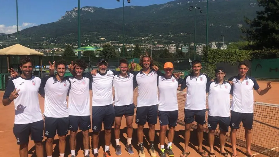 La squadra al completo del Tennis Club Viserba