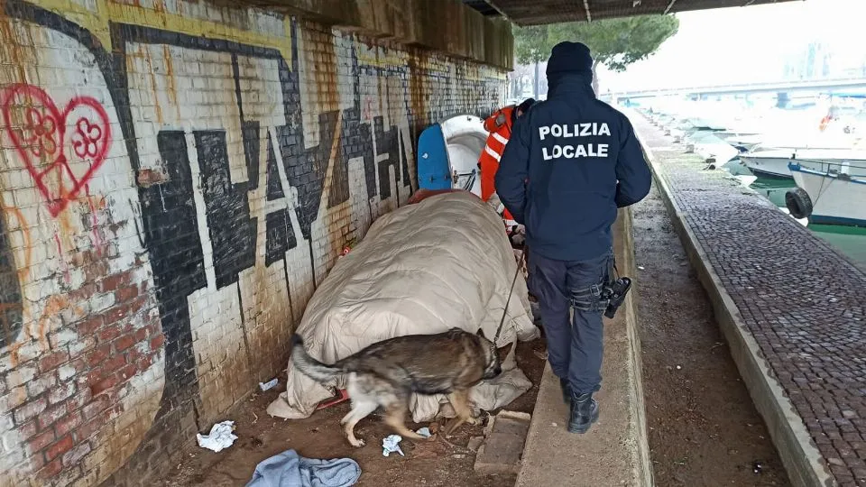 barche capovolte usate come rifugio per la notte