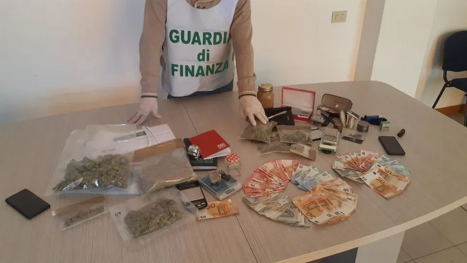 La droga e i soldi sequestrati dalla Gdf
