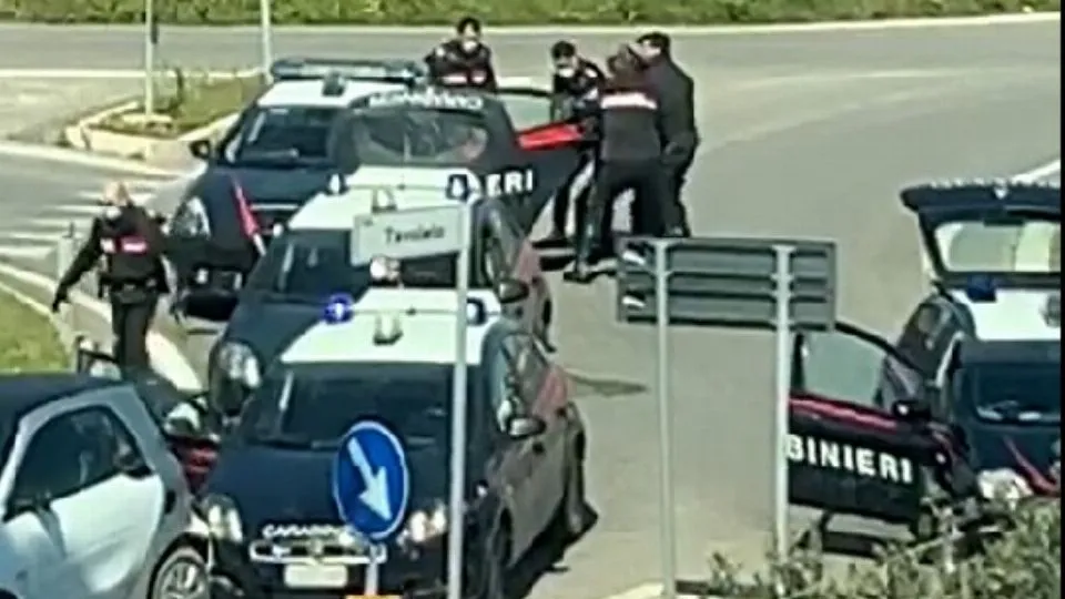 I carabinieri mentre cercano di immobilizzare il 32enne

