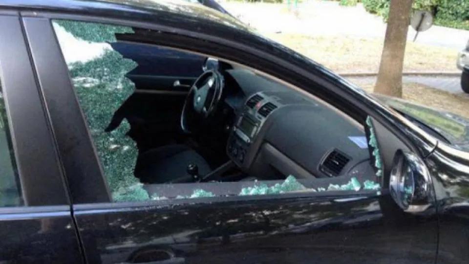 il finestrino di un’auto in frantumi