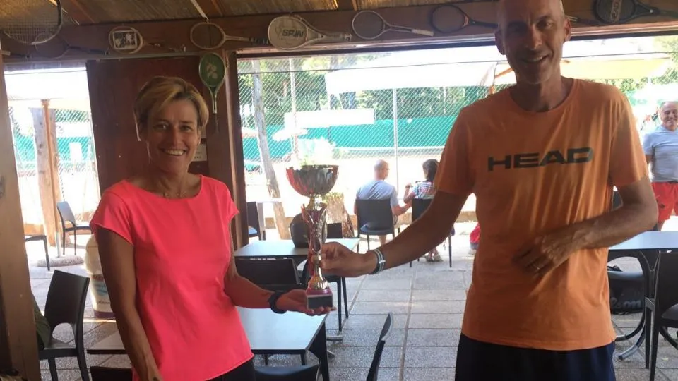 Giorgia Mughetti premiata da Giovanni Pacchioni