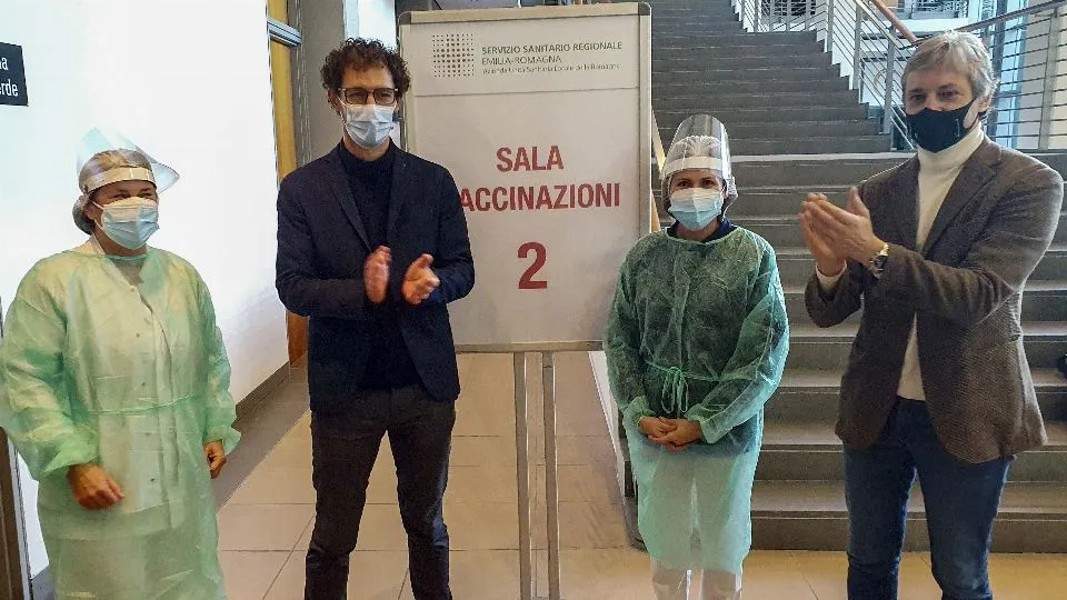 il sindaco insieme al dottor Biagetti e a due sanitari